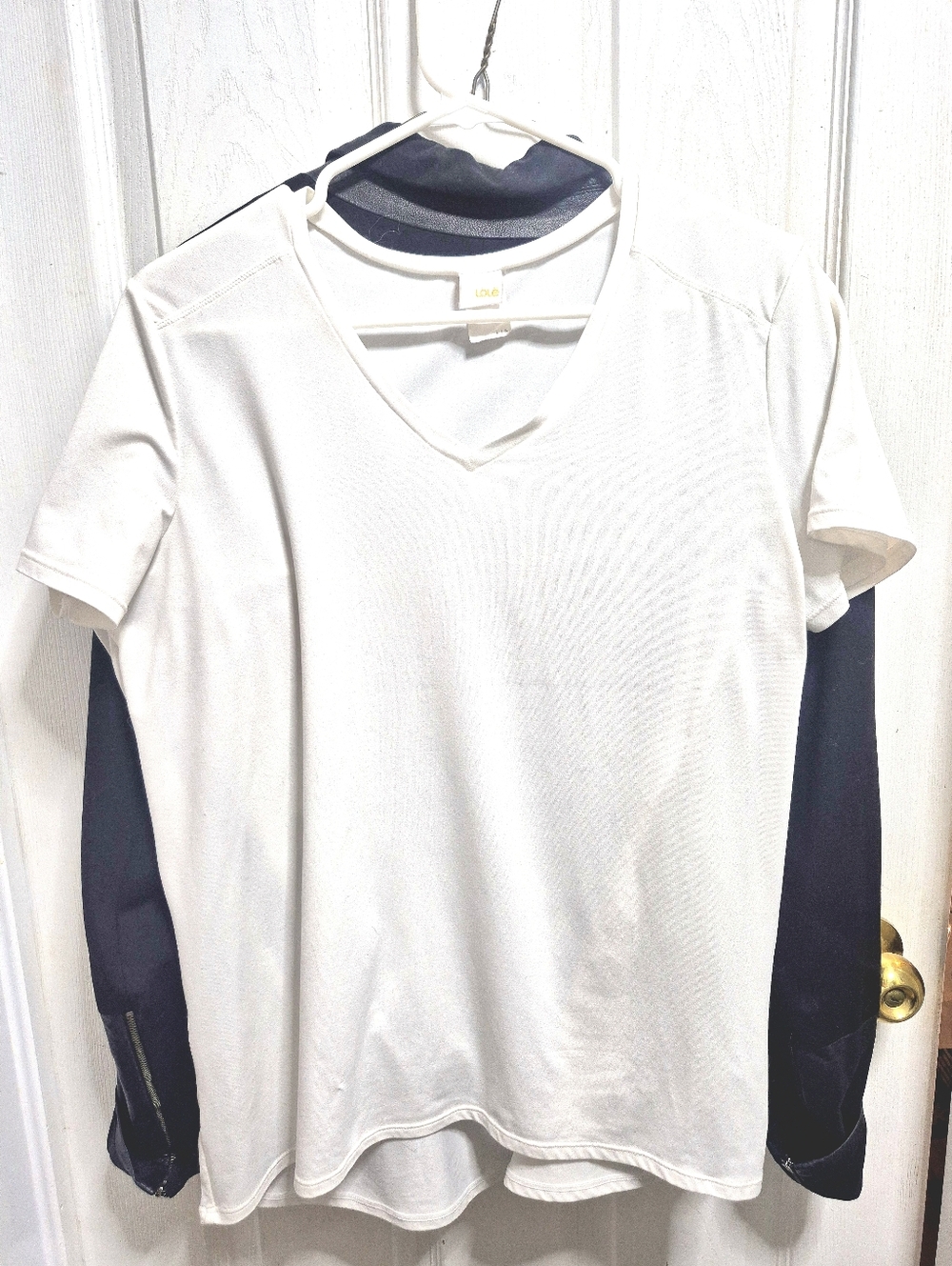 LOLE Womens Size Large V-Neck Shirt in White.